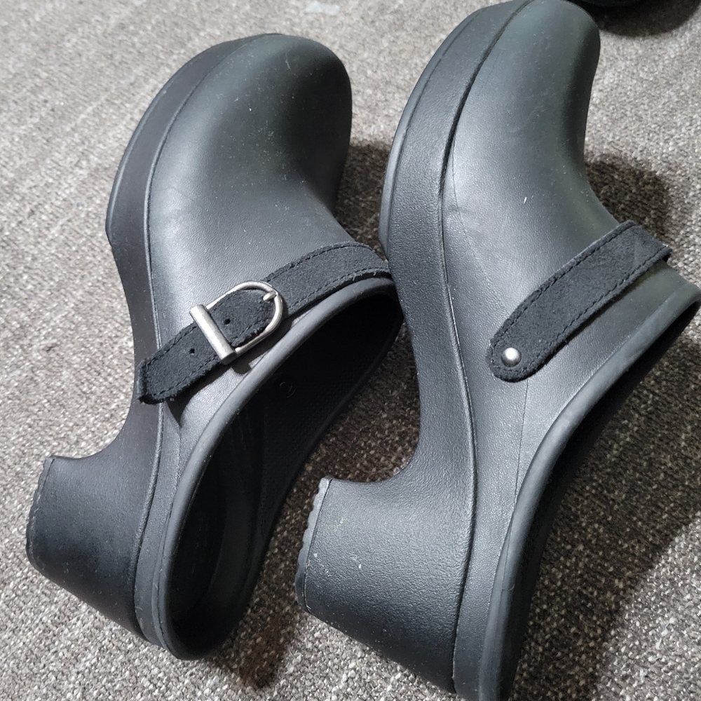 Crocs black clogs size 7 ( always easy to clean and will last forever) 😁